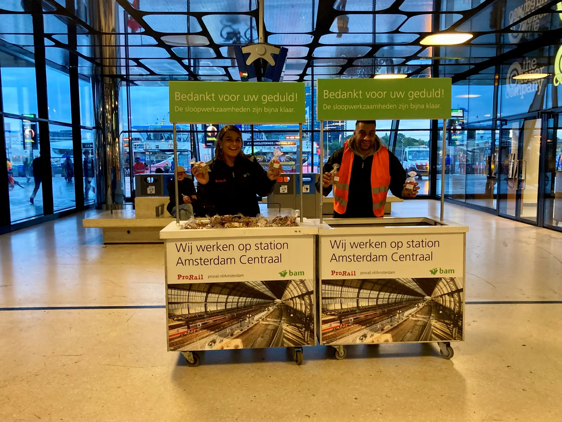 Pepernoten worden uitgedeeld op station Amsterdam Centraal