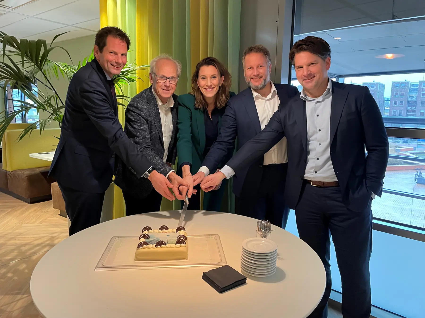 V.l.n.r.: Maarten Haverkamp (regiodirecteur Noord-Oost NS), Ben Nijboer (wethouder gemeente Raalte), Danou Veenhof (regiodirecteur Noord-Oost ProRail), Martijn Dadema (gedeputeerde provincie Overijssel), Chris Hoogeveen (CEO Keolis Nederland).