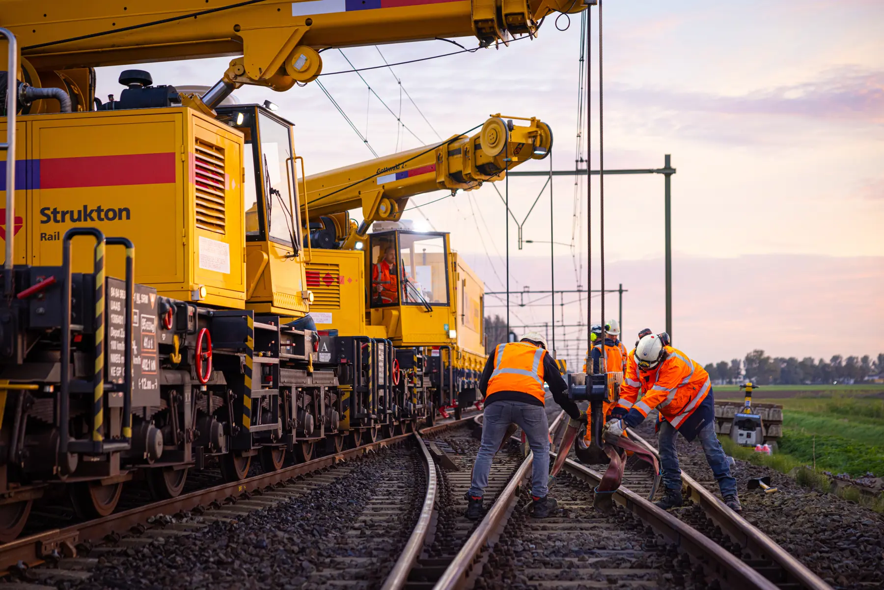 Aan het werk met de Gottwald-kraan op wagon