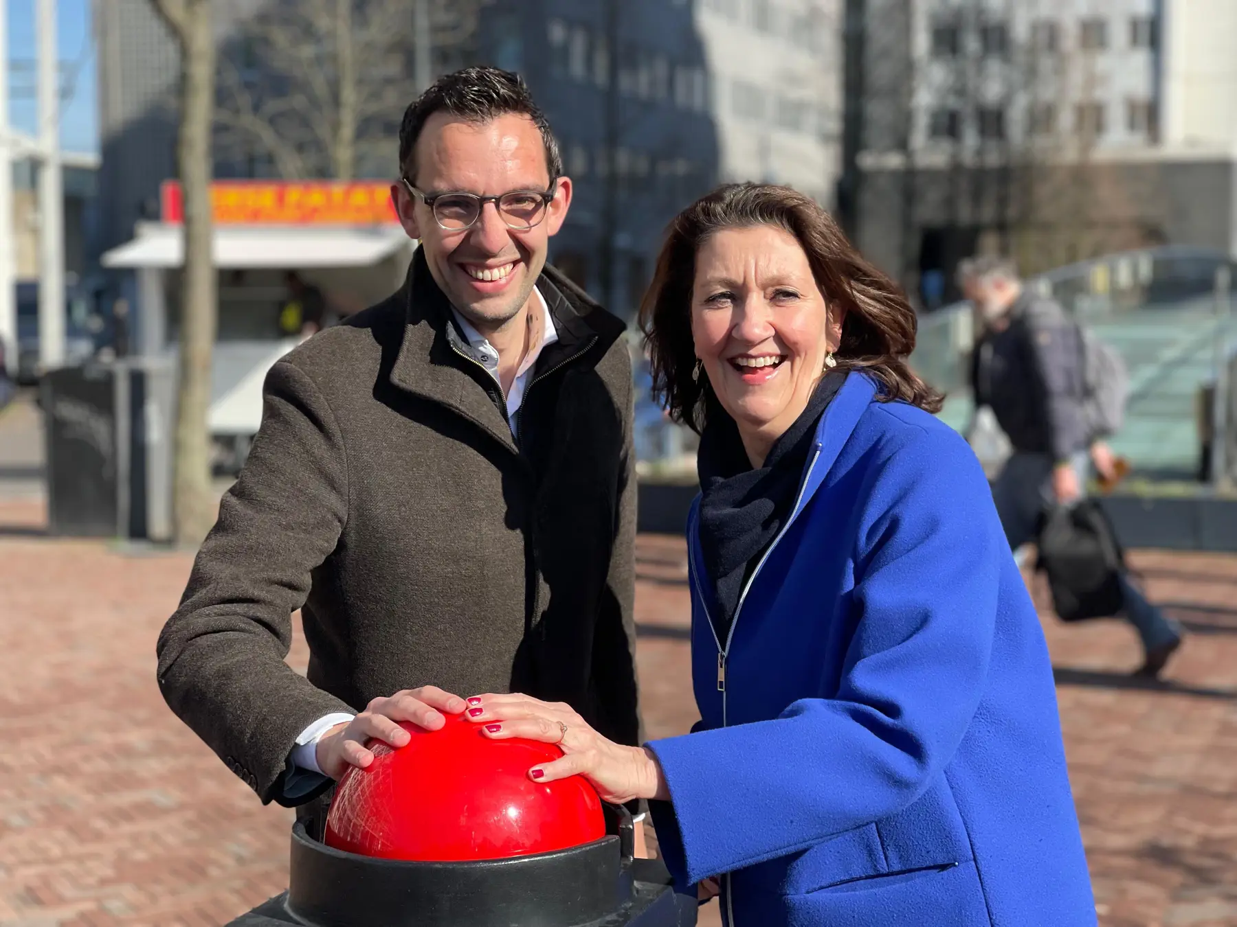 ProRail-regiodirecteur Helga Cuijpers (rechts) en Ashley North, wethouder gemeente Leiden, geven het startsein