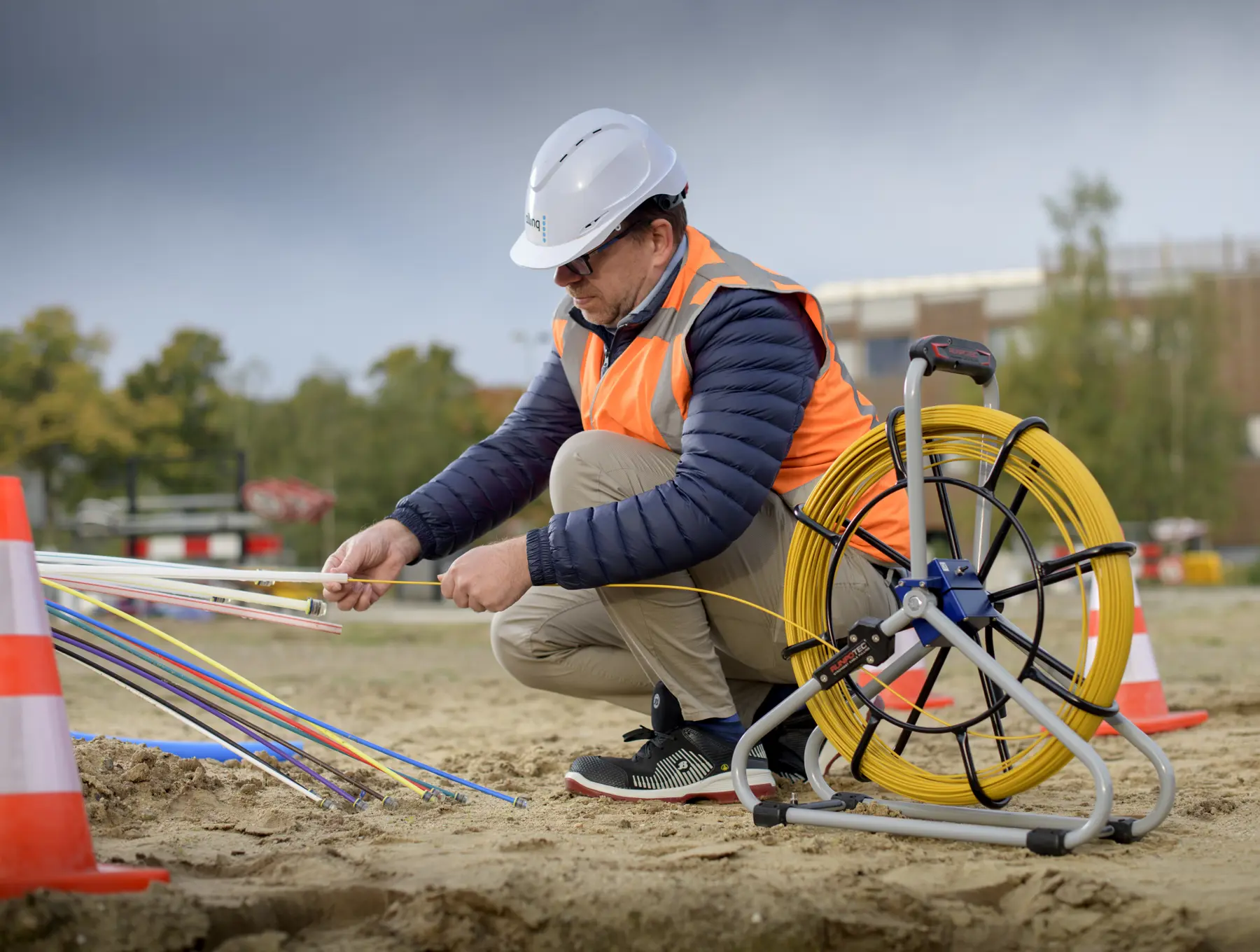 Met sleufloos graven kun je met een soort mes in één beweging de kabel in de grond leggen, op de juiste diepte.