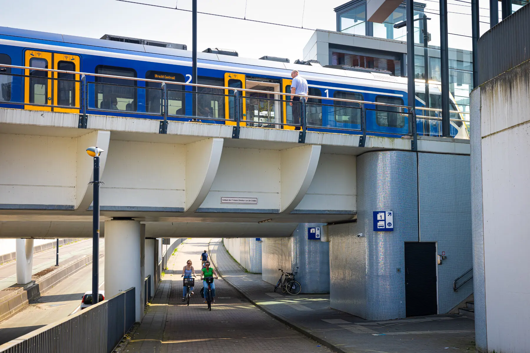 De brug ter hoogte van de Laakboulevard draagt nu de naam van Soldaat der 1e klasse Christian van der Linden. 