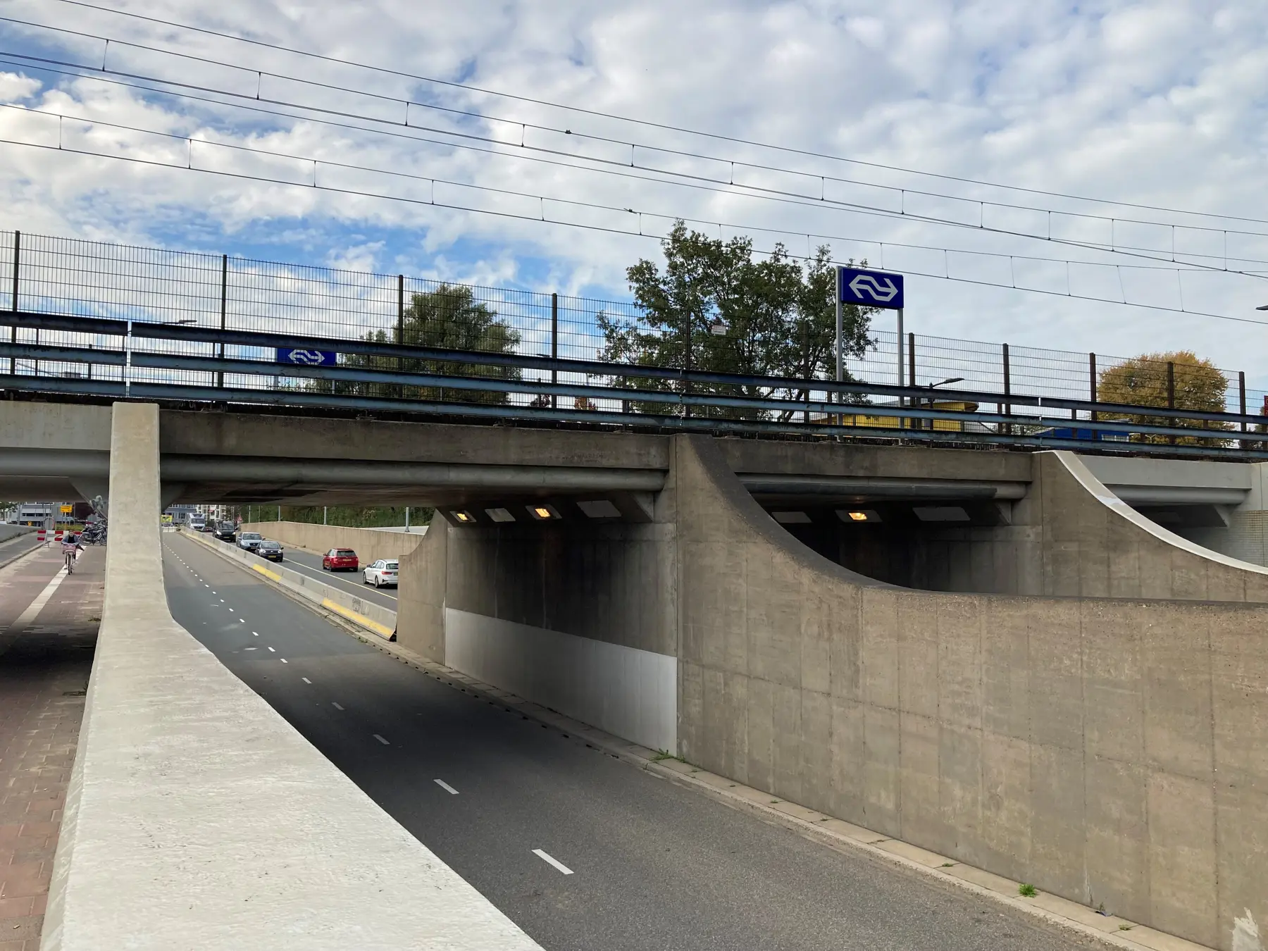 Een deel van de Galileïlaan is afgesloten voor verkeer. Vrachtwagens met bouwmaterialen kunnen hier nu veilig stilstaan en uitladen.