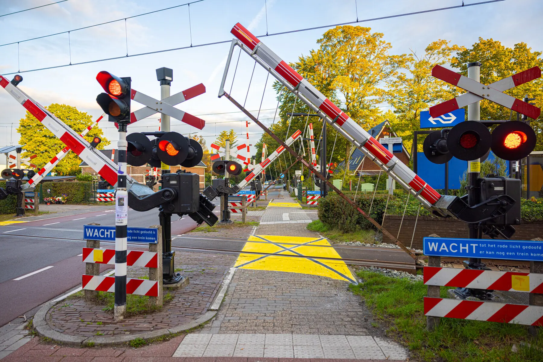 De gele vlakken maken overweggebruikers extra alert