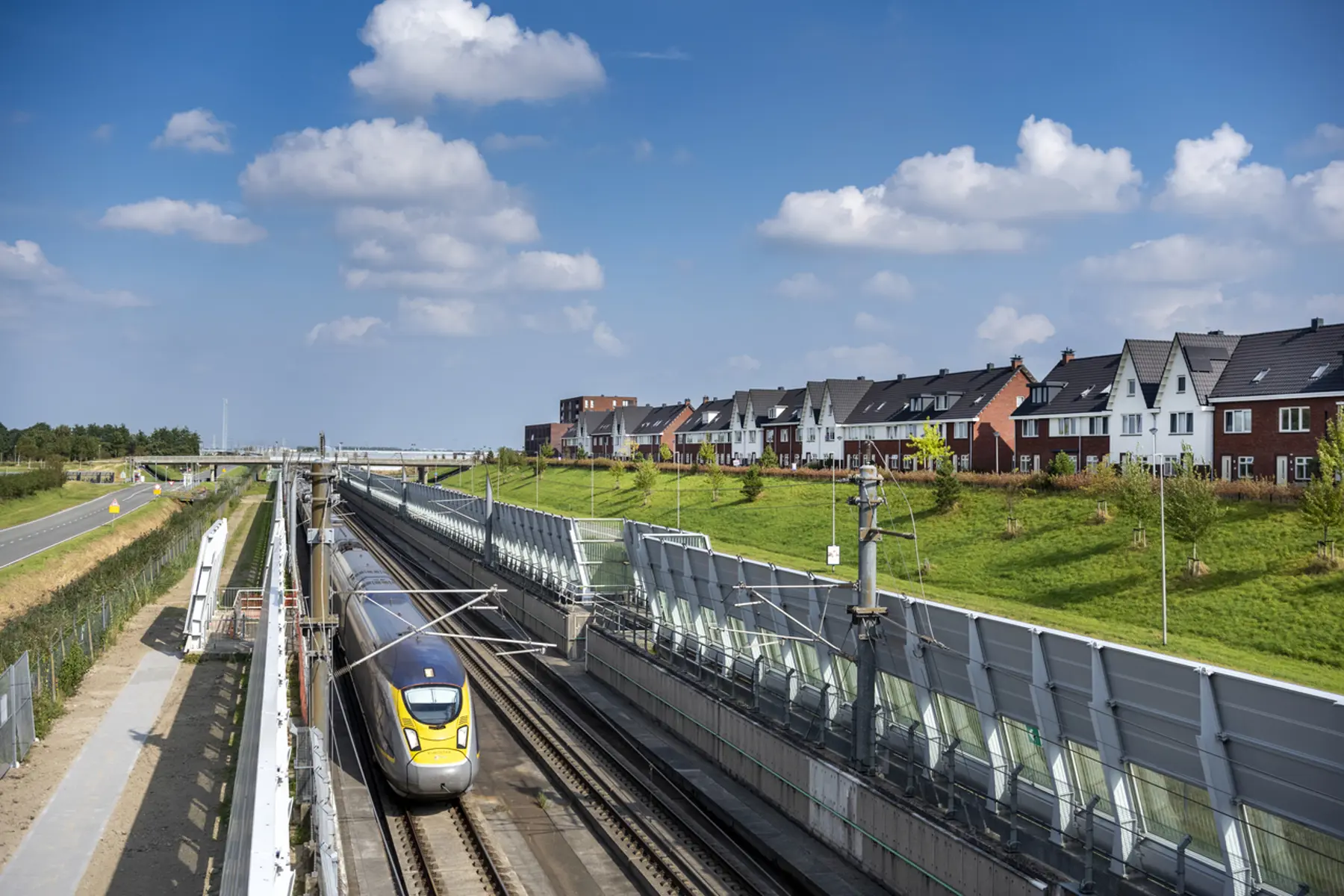 De geluidsschermen staan nu opgeslagen op het rangeerterrein in Weert