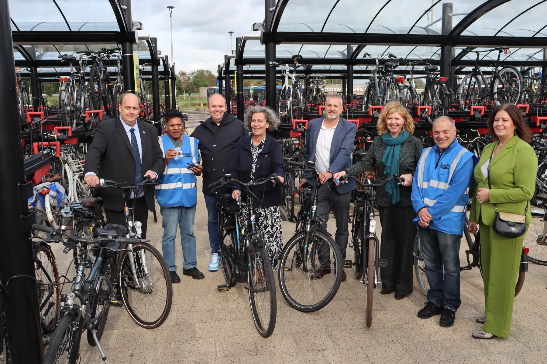 Frederik Zevenbergen (Gedeputeerde van de Provincie Zuid-Holland), Kesarlal Glenn, Fabian Paf (Biesieklette), Marlies Volten (Wethouder Teylingen), Bart Verberne (ProRail), Elsbeth Koek (Wethouder Teylingen), Jalal Semaiari (Biesieklette) en Karin Ruben (Provalu)