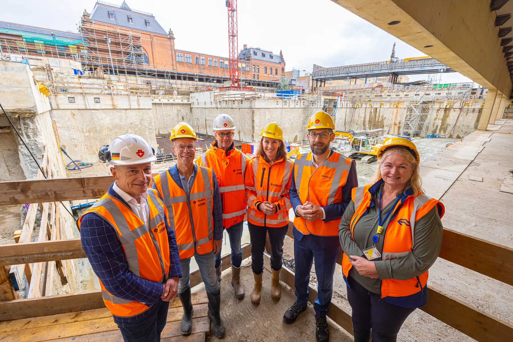 Bestuurders en betrokkenen van ProRail, Provincie Groningen, Gemeente Groningen, NS en Strukton vierden samen de mijlpaal