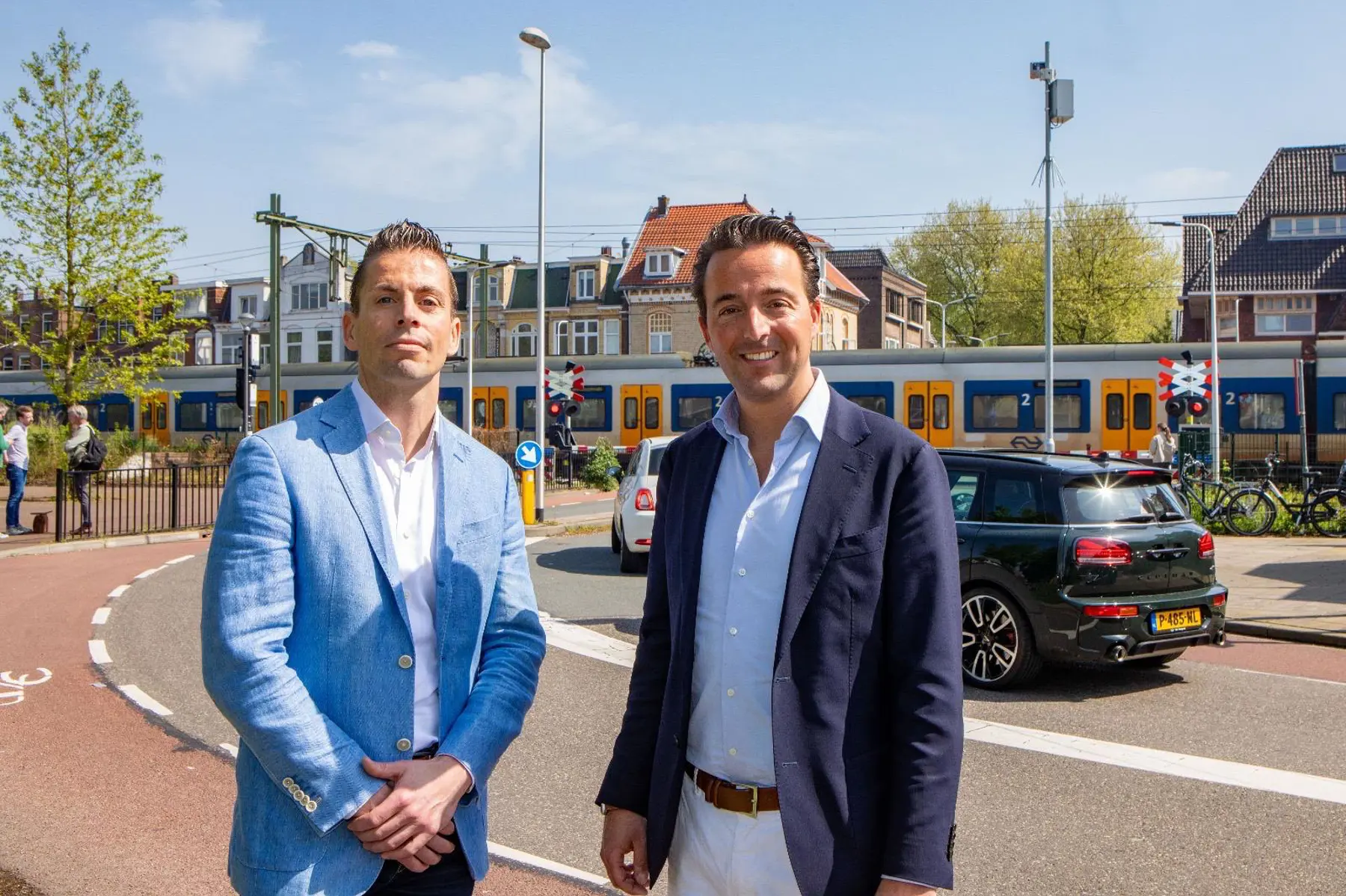 Regiodirecteur Harro Homan en wethouder Mark Marshall bij een overweg in de gemeente Gooise Meren