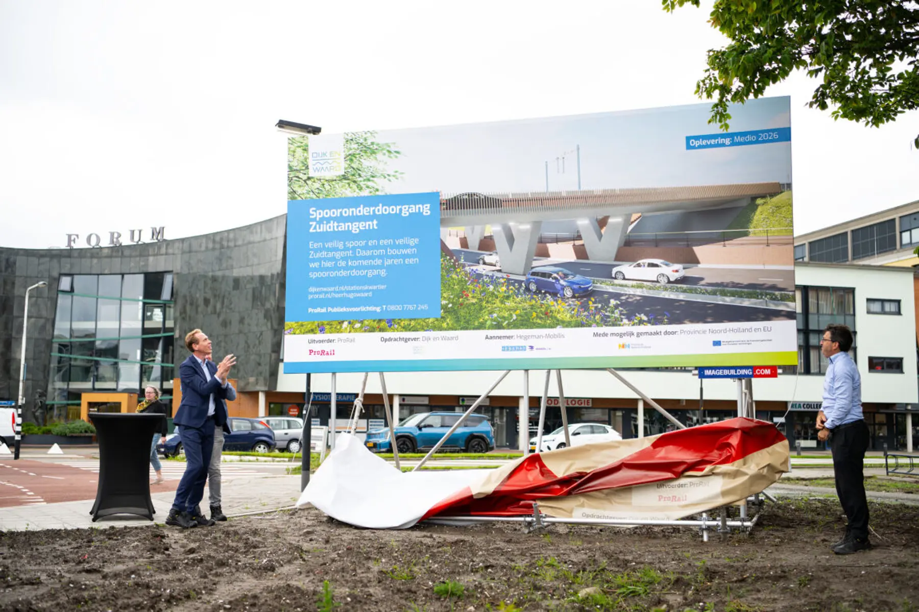 De opening van het bouwbord door wethouder Nils Langedijk, bouwmanager Marcel Martens en aannemer Jaap van Beek