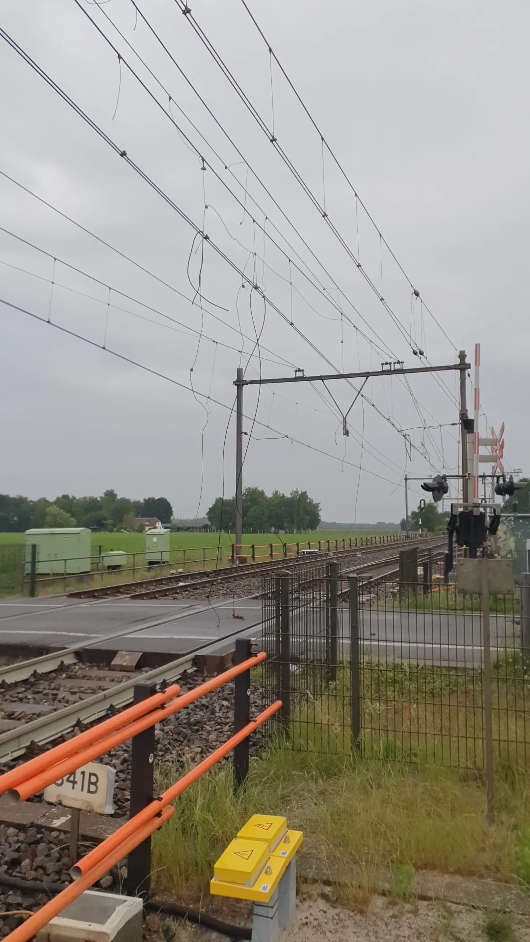 De bovenleiding is over twee sporen naar beneden getrokken.  Foto: Incidentenbestrijder Jeroen, ProRail