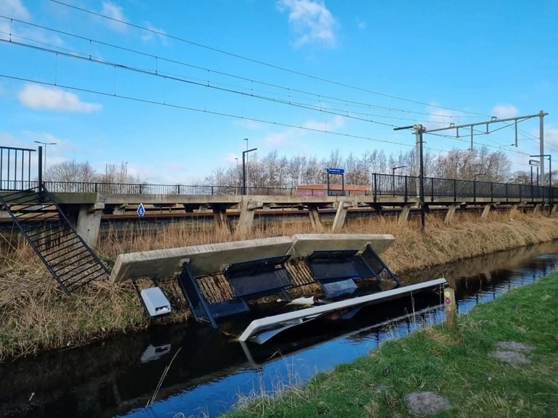 Ingestort perron bij station Den Helder Zuid. Foto: @AlptekinAkdogan via Twitter.