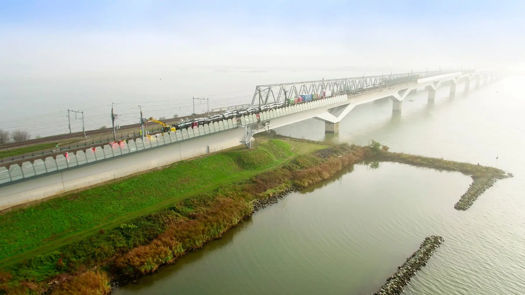 Afgelopen november hebben we windschermen geplaatst op de Moerdijkbrug