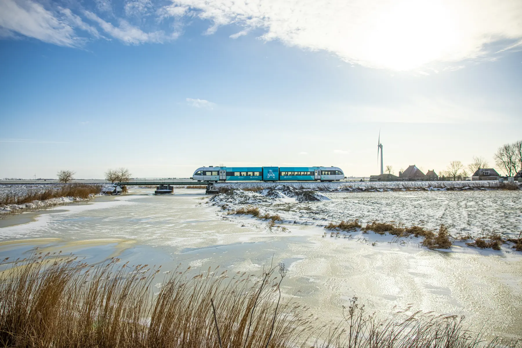 Een trein van Arriva door het winterlandschap