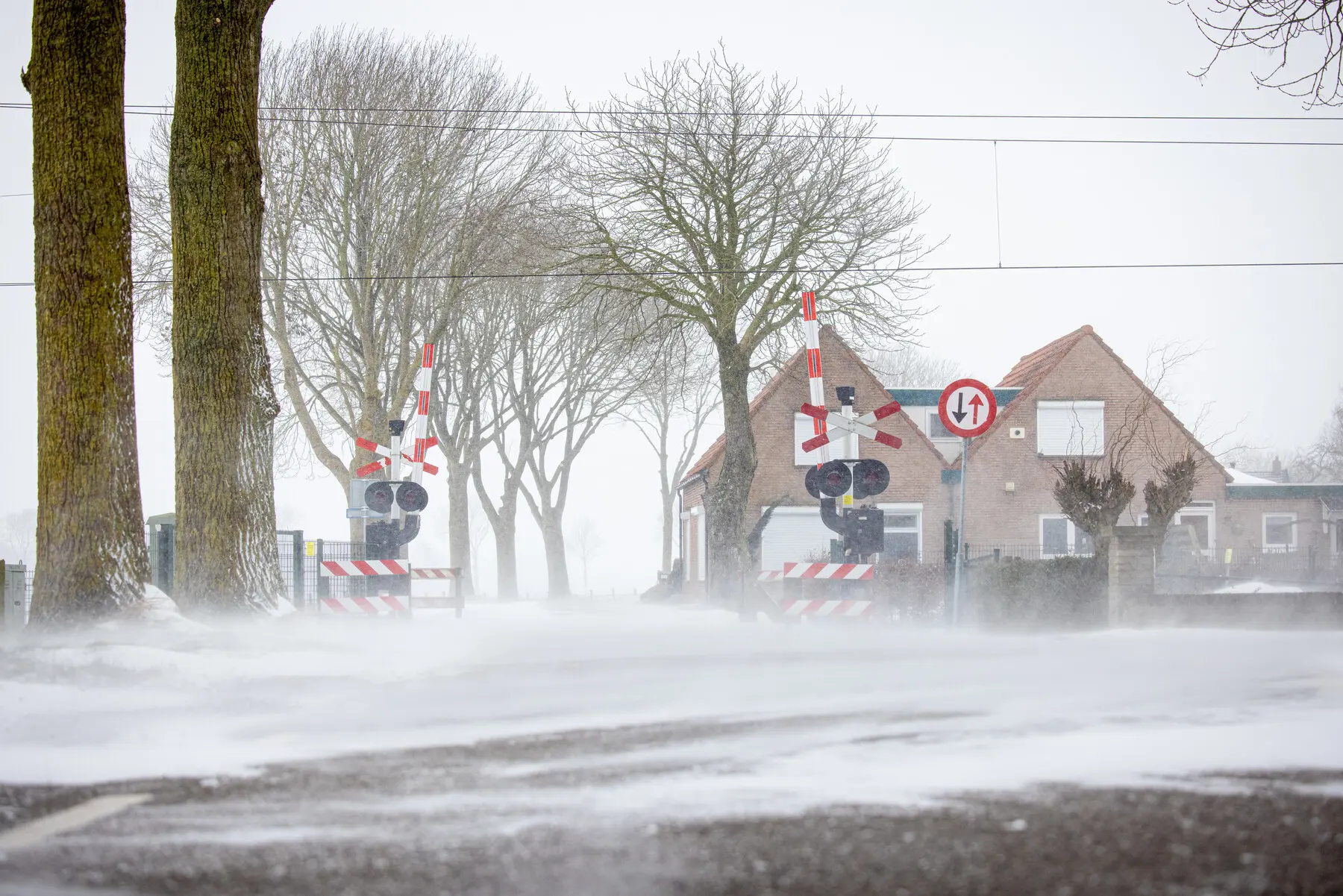 Let ook extra goed op bij overwegen