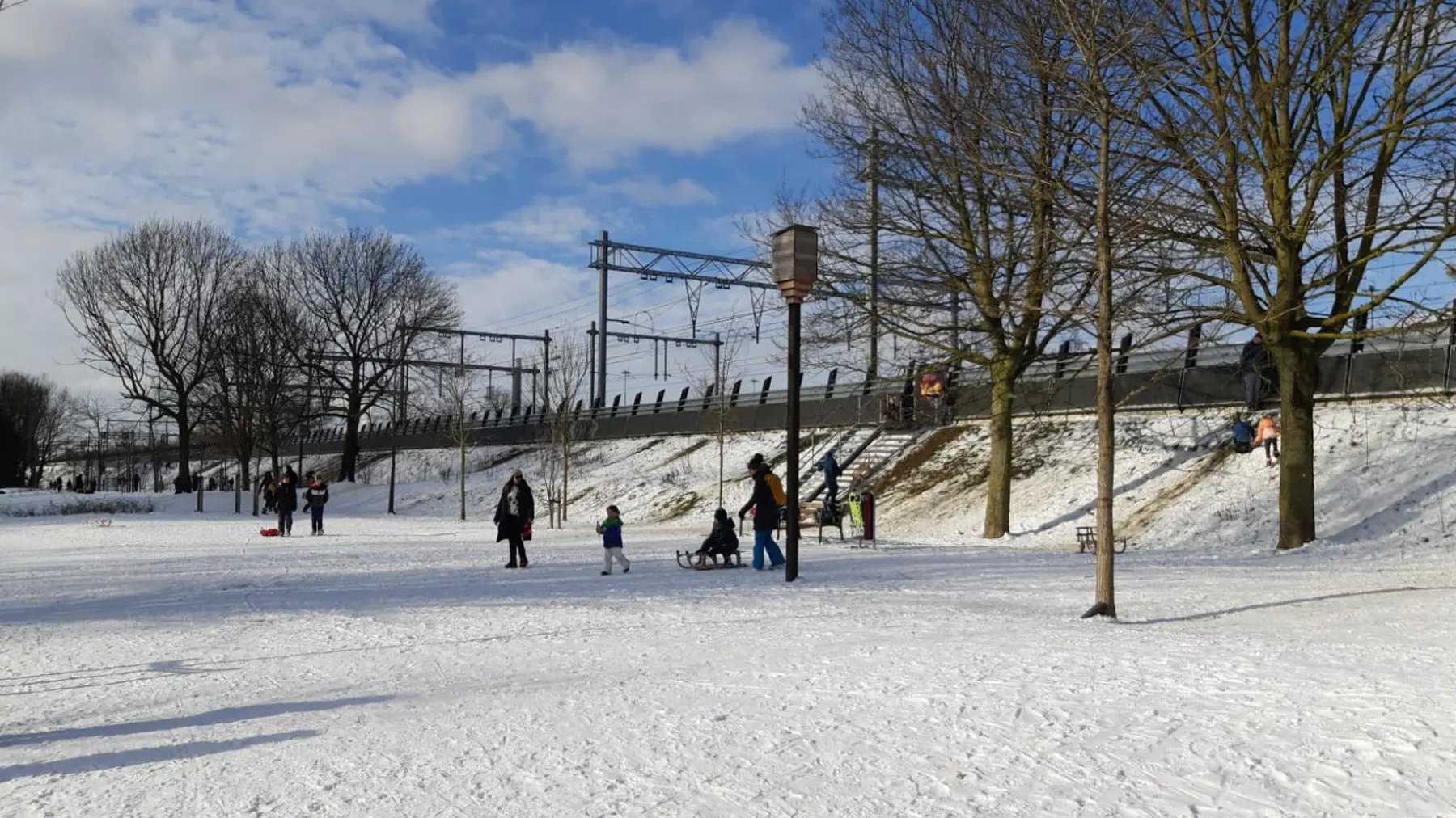 Sneeuwpret bij de spoordijk in Utrecht (Nieuw Engeland)