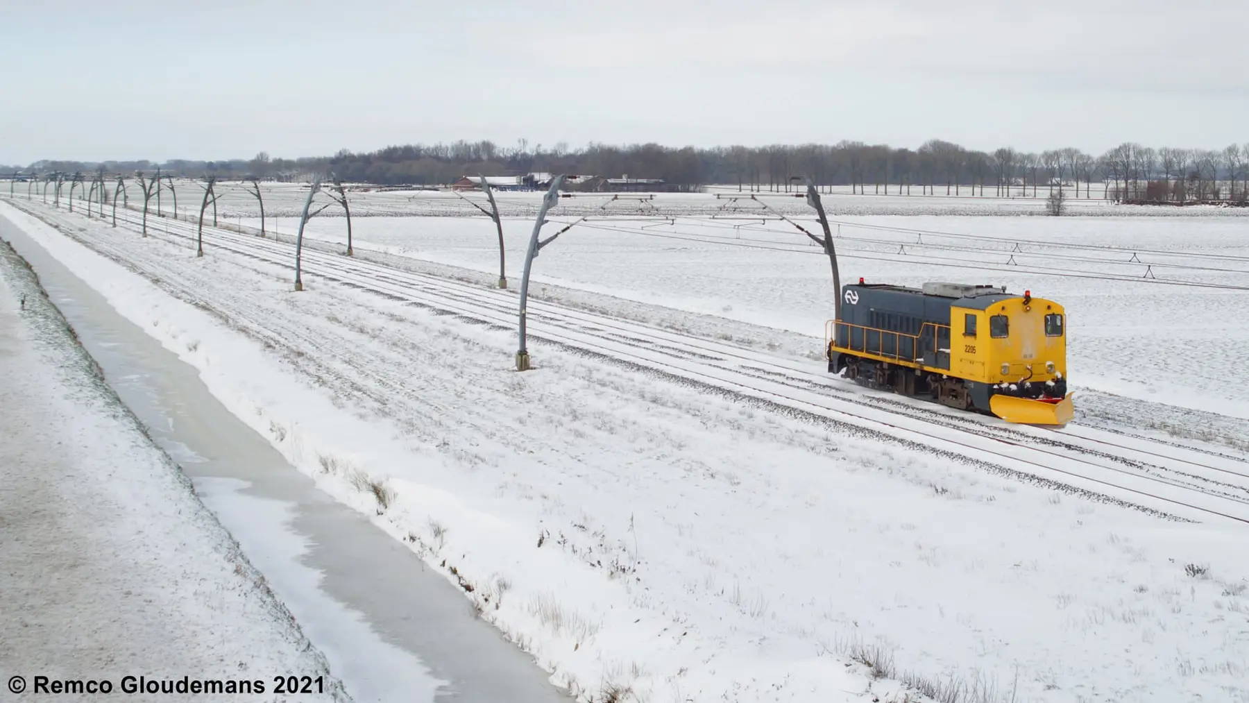 "Sneeuwschuiver" dieselloc uit het historisch museum historisch museum om de Betuweroute sneeuwvrij te maken