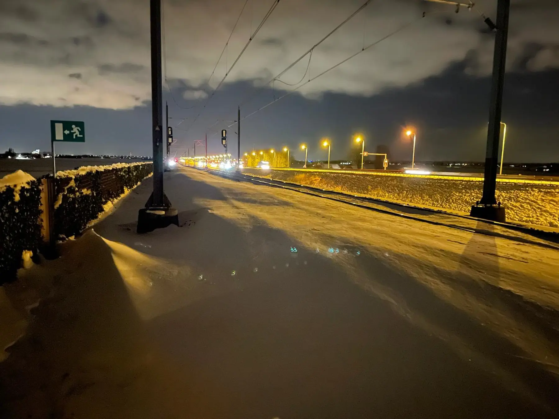 Hier zien we de Hanzelijn. We werken daar in de avonduren verder aan het verwijderen van grote hoeveelheden sneeuw.