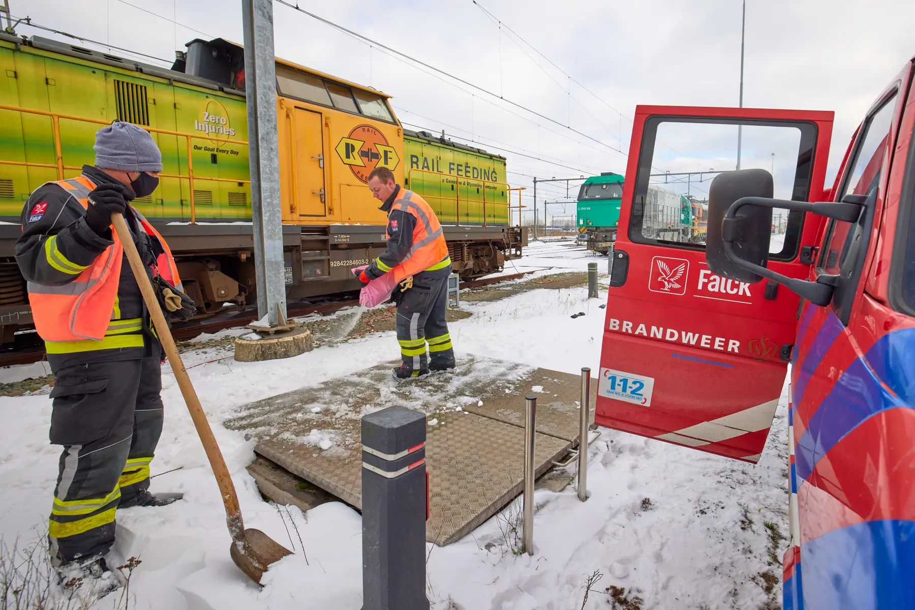 De brandweer helpt mee met het sneeuwvrij maken van blusvoorzieningen