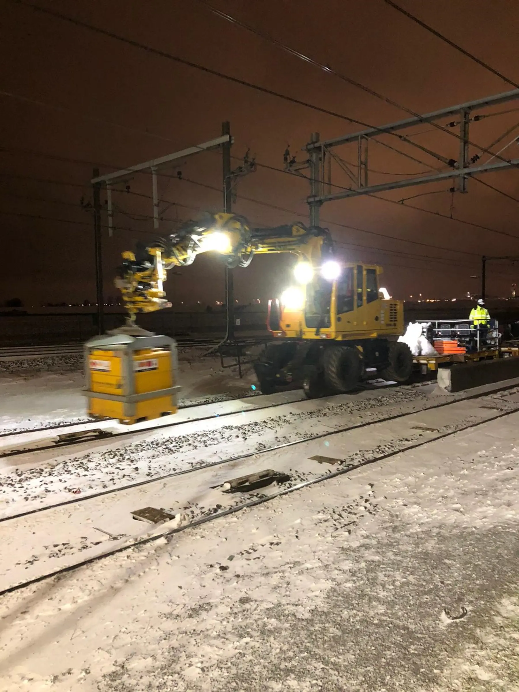 Nachtelijk werk in de sneeuw bij de Schipholtunnel