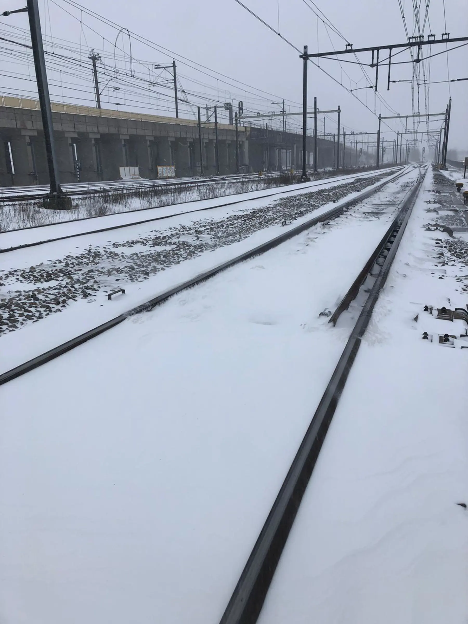 Sneeuw tussen het beweegbare deel van de wissel