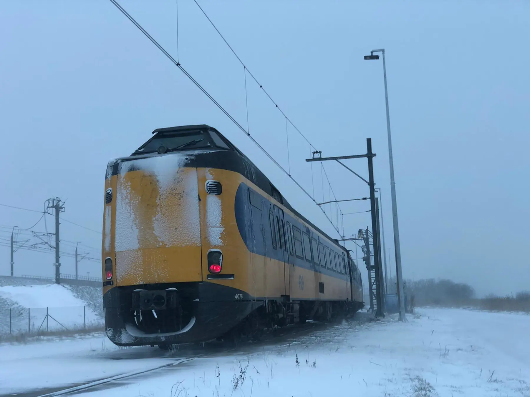 Trein in de sneeuw bij Hoofddorp