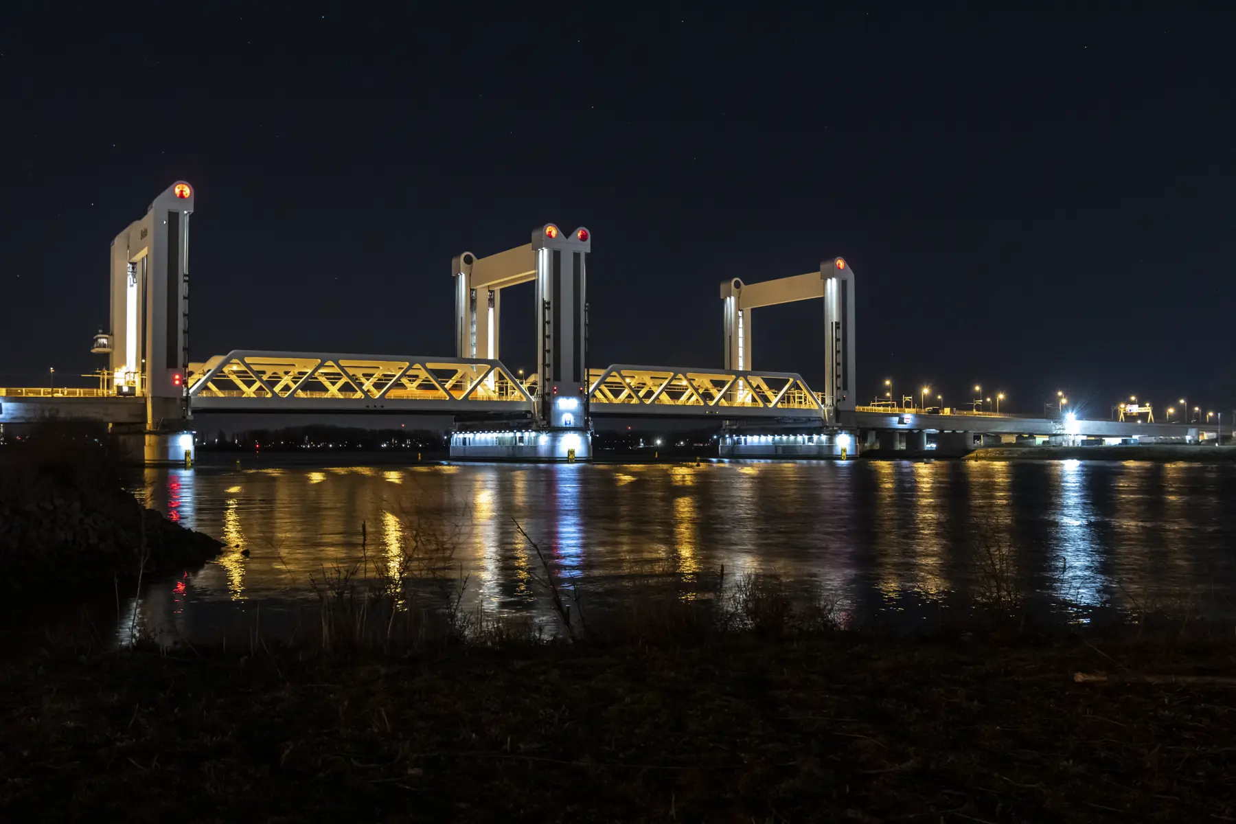 De Botlekbrug in de nacht