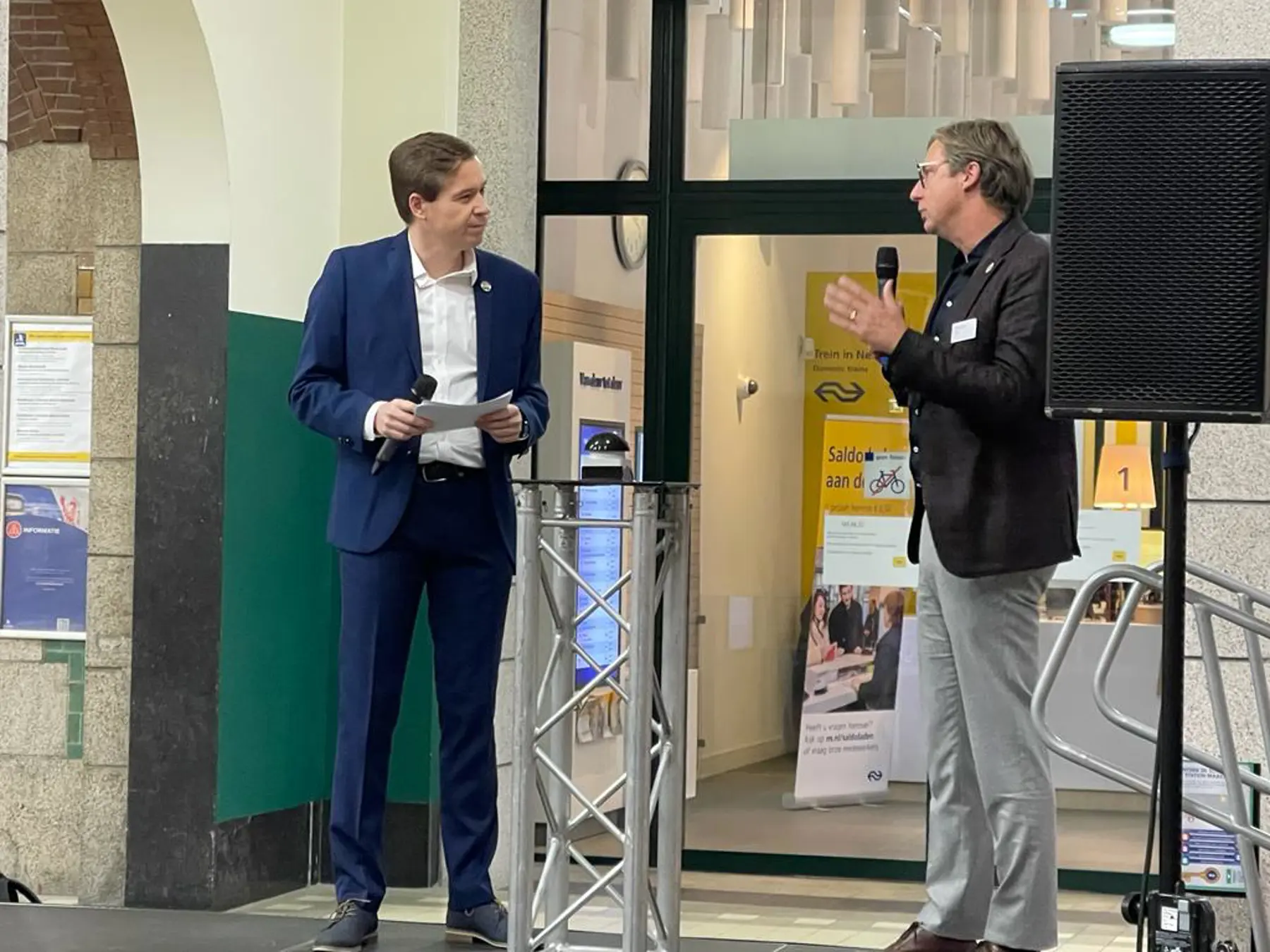 Regiodirecteur Dimitri Kruik (rechts) bij de opening van station Maastricht