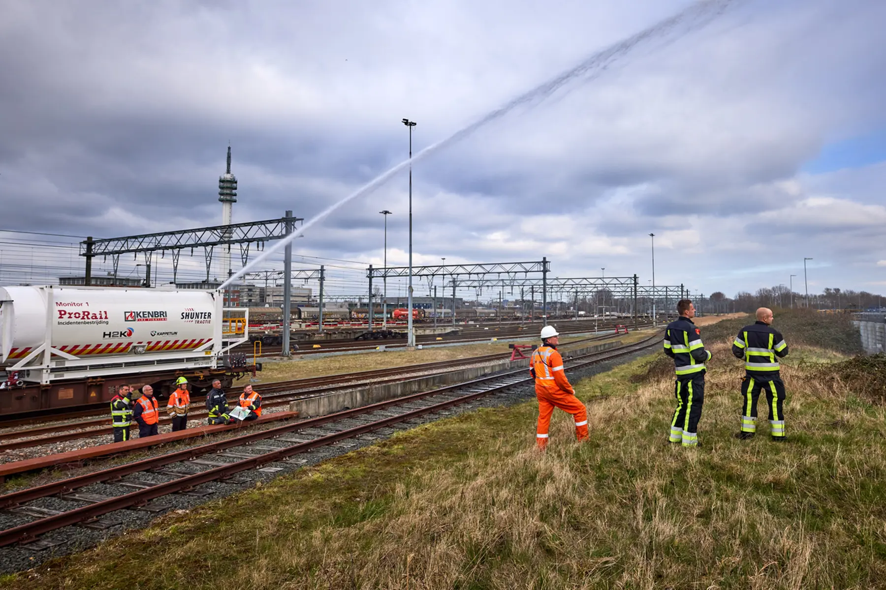 Een test met bluswatervoorziening op emplacement Waalhaven-Zuid