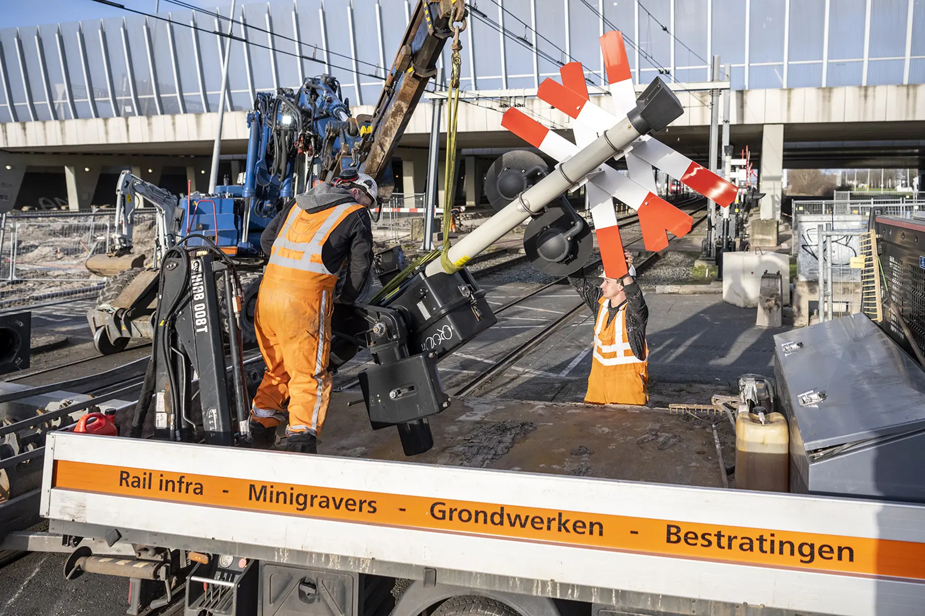 De wegkruising over het spoor bij de Kabelweg in Amsterdam is ontmanteld