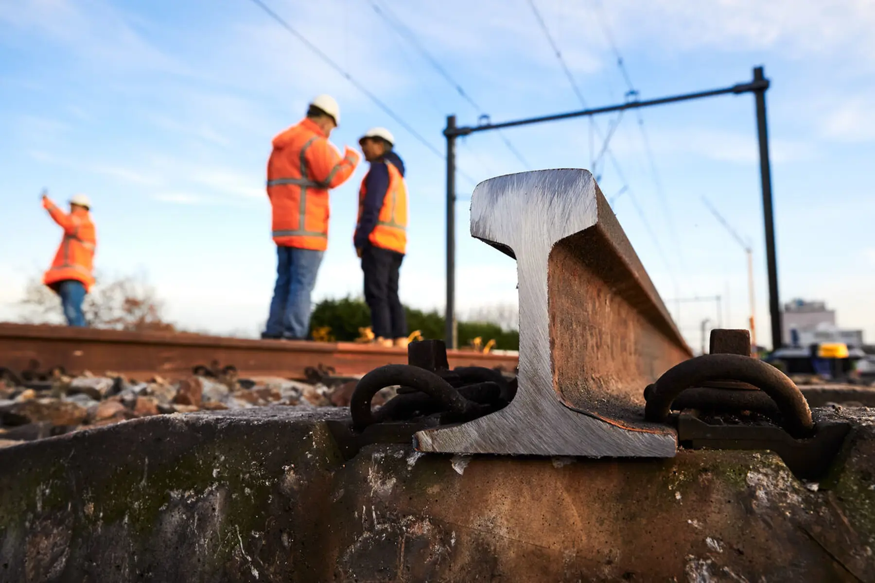 In maart en april komen al drie treinladingen spoorstaven niet aan