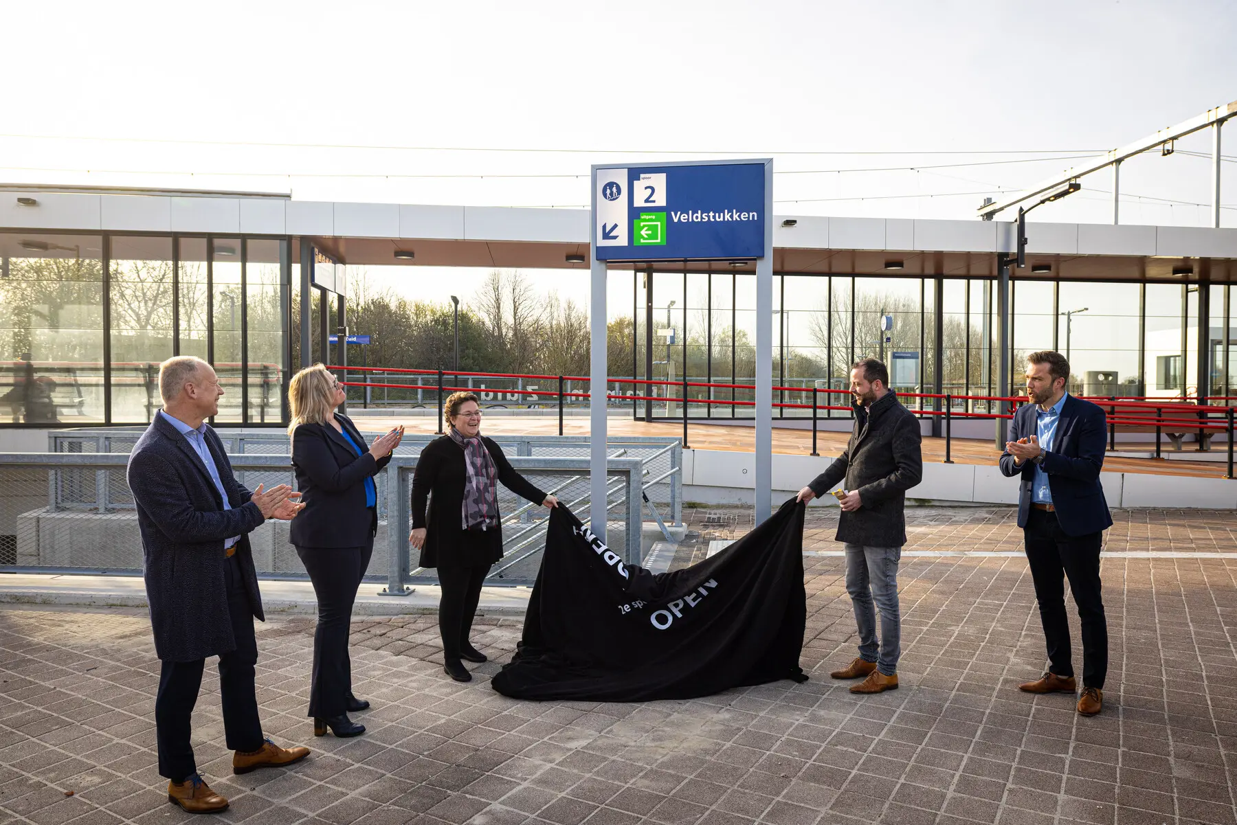 Nelleke Vedelaar, gedeputeerde van de provincie Drenthe, wethouders Guido Rink en René van der Weide van de gemeente Emmen, concessiemanager Johan Dekker van Arriva en PA manager Esther Hegeman van ProRail openen het vernieuwde station