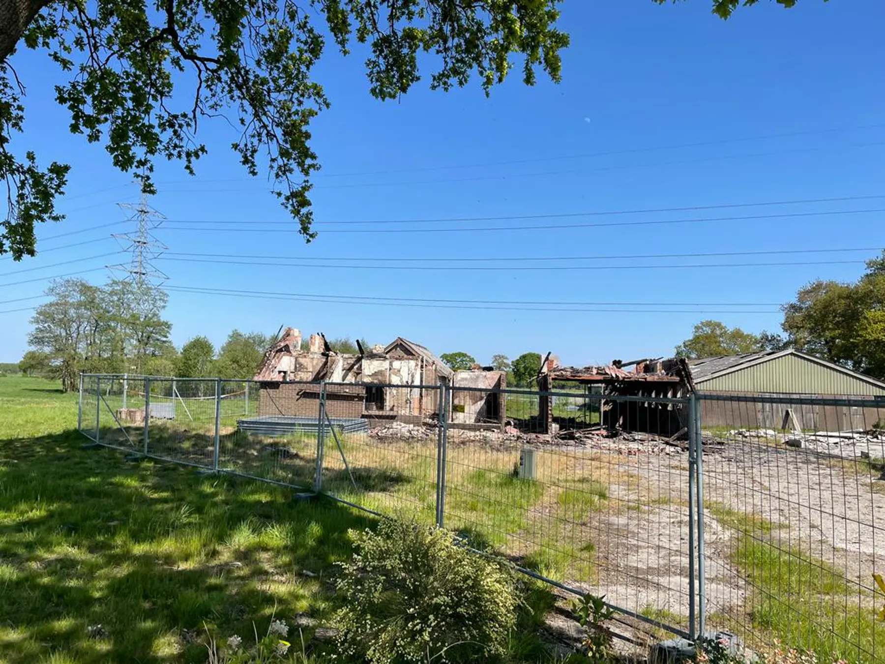 ProRail kocht de boerderij om daarmee de onbeveiligde overweg te kunnen opheffen