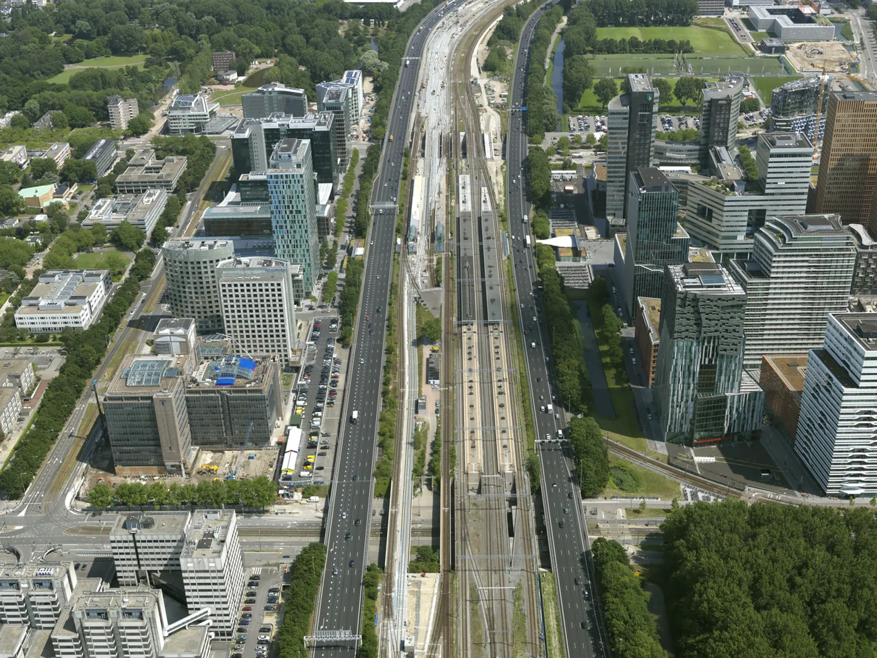 Station Amsterdam Zuid op de Zuidas van boven gezien