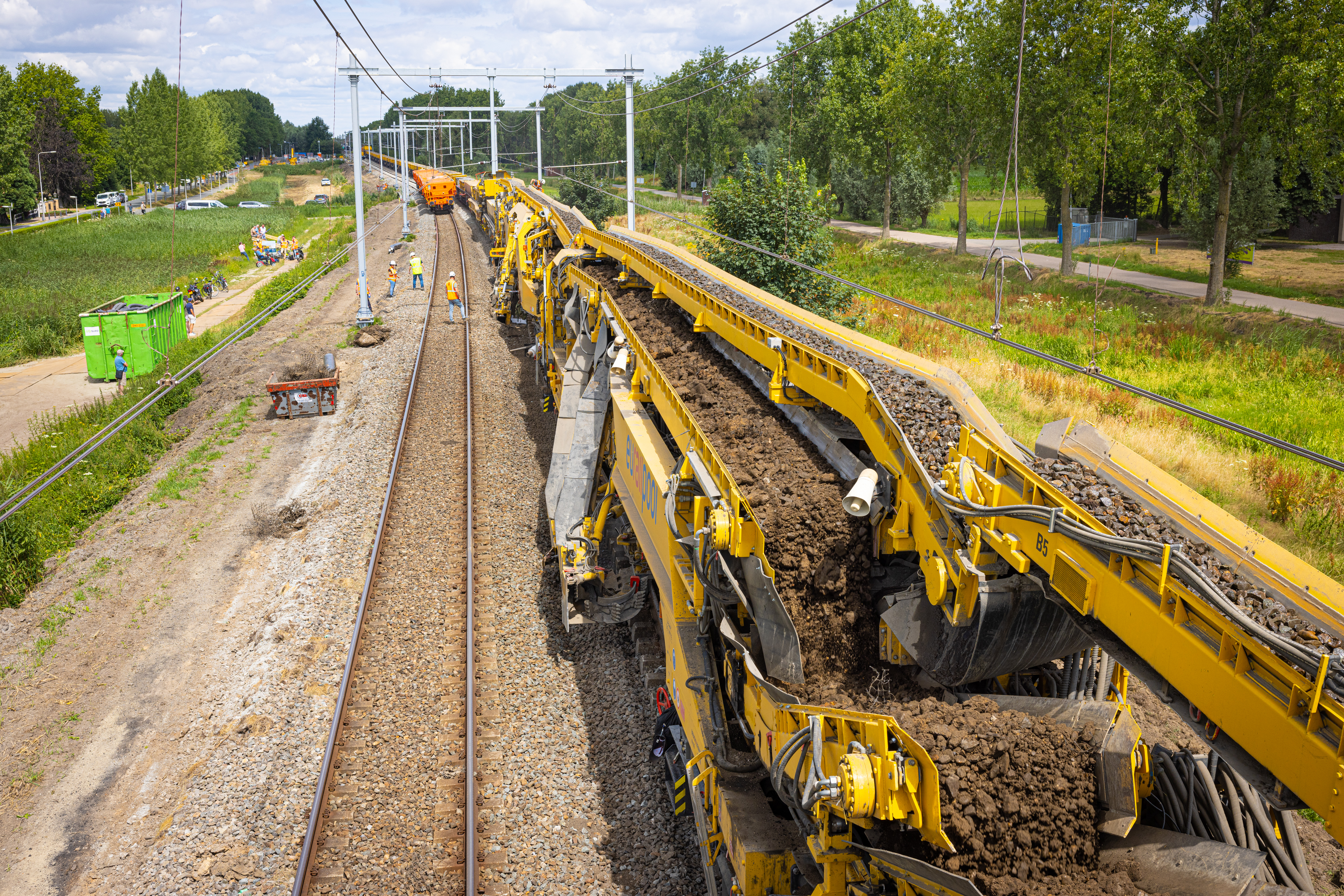 Nieuwe+scheur+in+spoordijk+tussen+Den+Bosch+en+Utrecht%2C+ProRail+plaatst+nog+eens+600+grote+zandzakken+%26%23124%3B+Zaltbommel