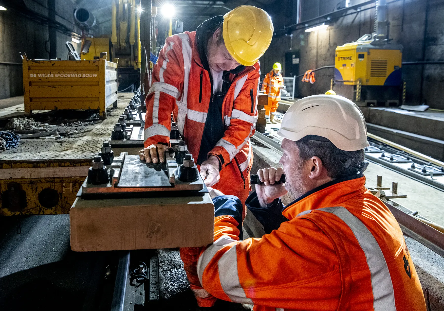 Met het prefab balken- en platenspoor kunnen we de sporen bij station Schiphol Airport verhogen 