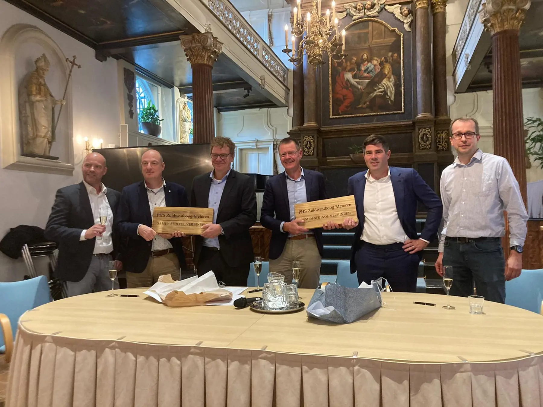 Foto van de ondertekening: Joep Verhoeven (tendermanager bij ProRail), Edward Ruiter (projectmanager ProRail), Han Berends (manager GSPP bij ProRail), Jeroen Bonekamp (statutair directeur van Hattum en Blankevoort), Lars Sigmond (financieel directeur van Hattum en Blankevoort), Mark Dorrestein (projectmanager van Hattum en Blankevoort)