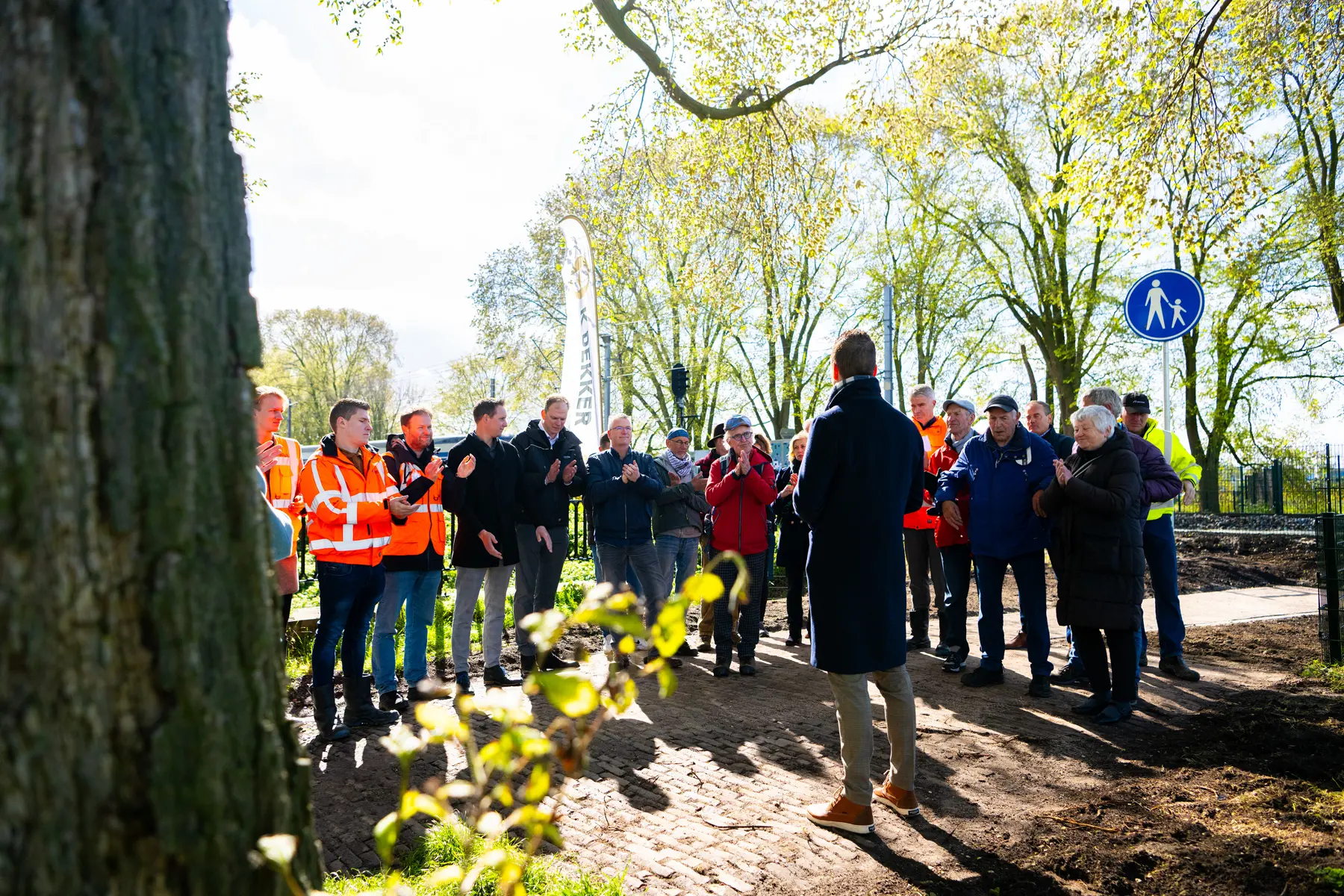 De opening van het vlonderpad werd gevierd met bestuurders en projectleden van de betrokken organisaties en lokale wandelclubs