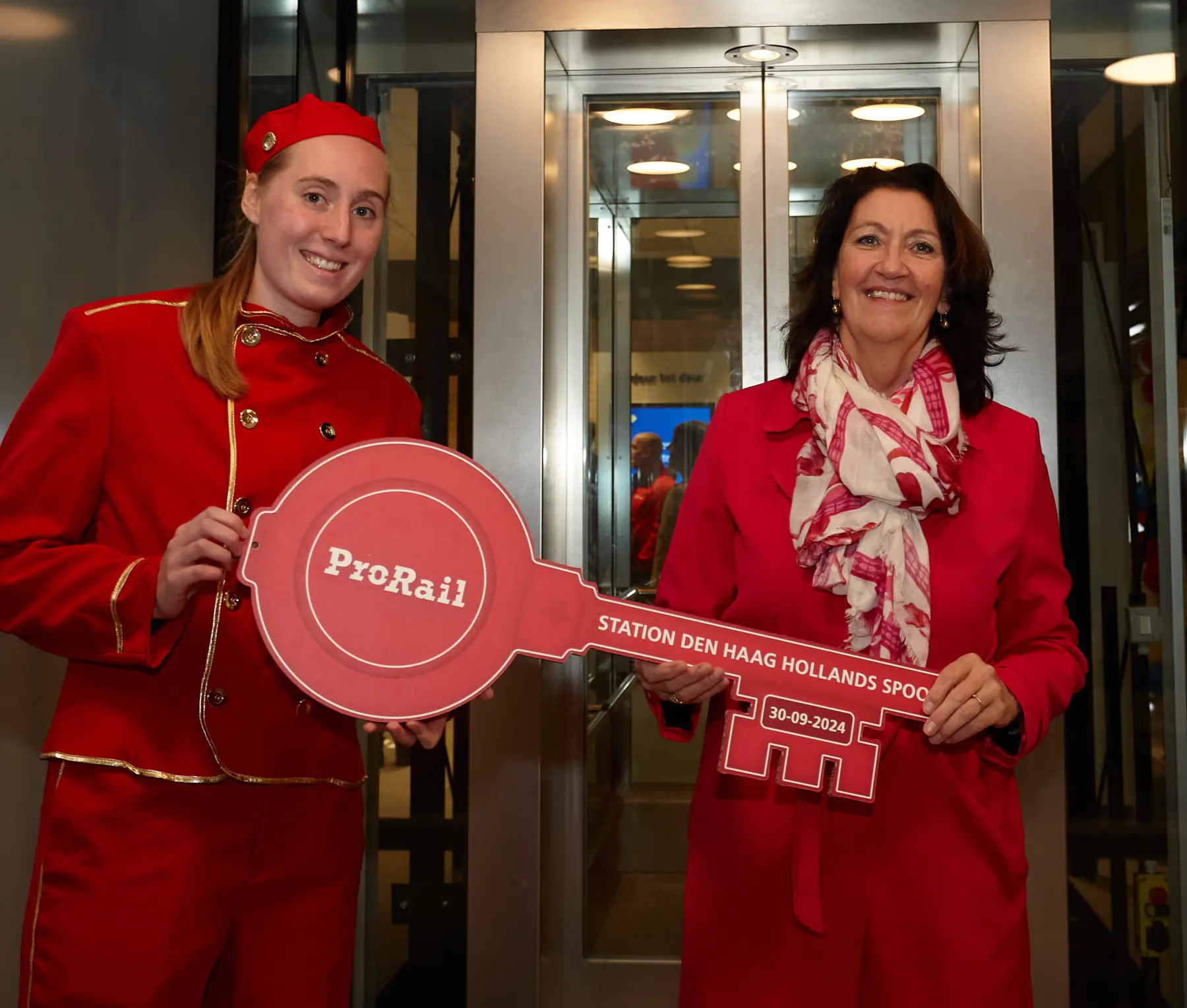 Regiodirecteur Helga Cuijpers bij de heropening van het station