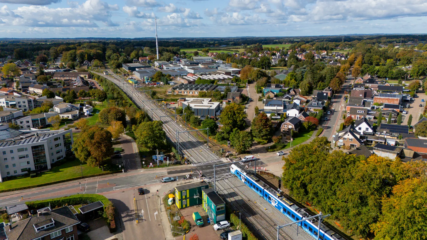 De eerste trein rijdt weer na werkzaamheden in Wierden