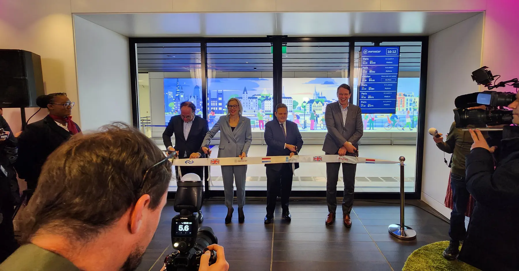 De vernieuwde UK Terminal wordt officieel geopend door NS-directeur Wouter Koolmees, Eurostar-CEO Gwendoline Cazenave, IenW-staatssecretaris Chris Jansen en ProRail-CEO John Voppen