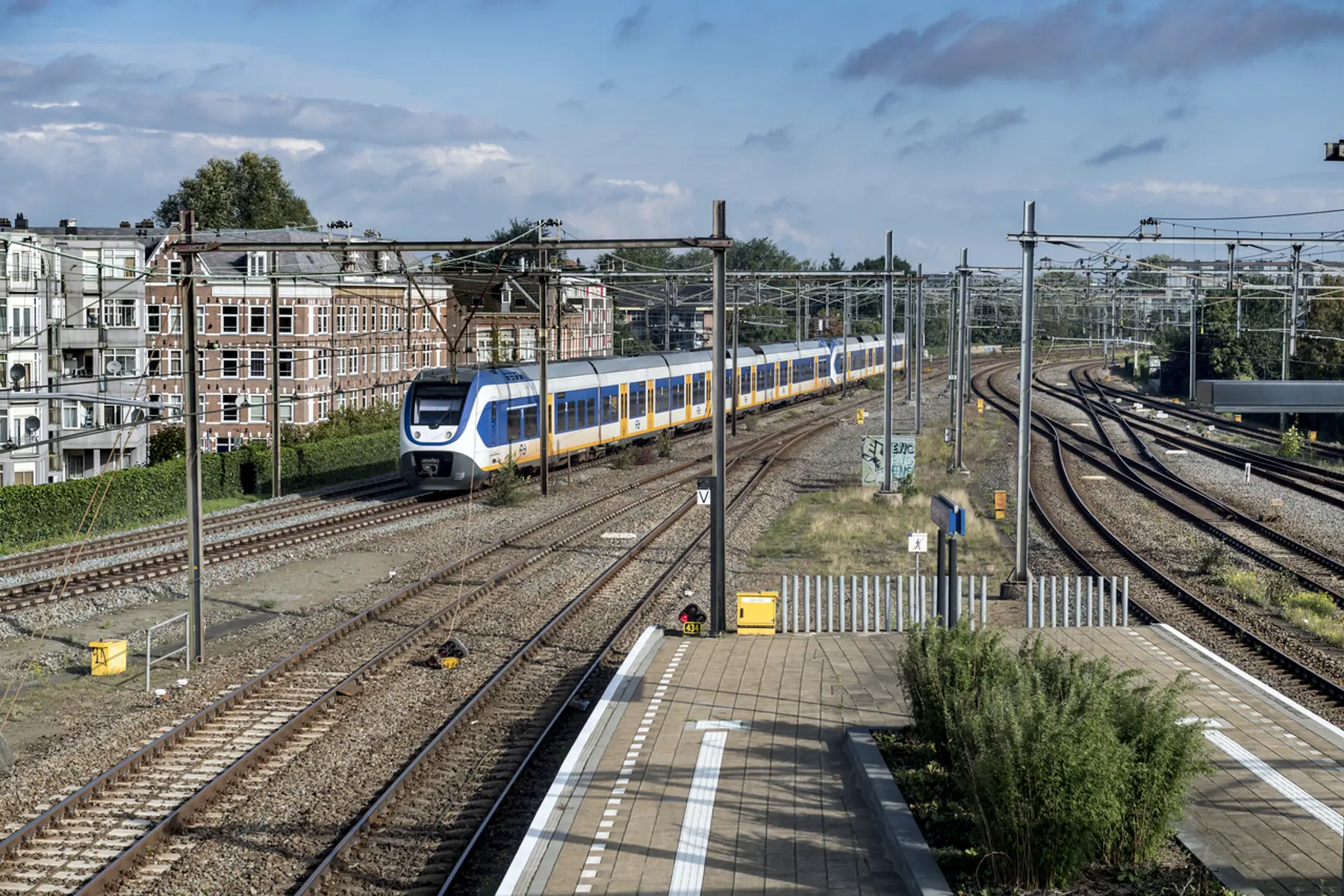 Tussen Amsterdam Amstel en Amsterdam Muiderpoort vervangen we stukken spoorrails en het ballastgrind