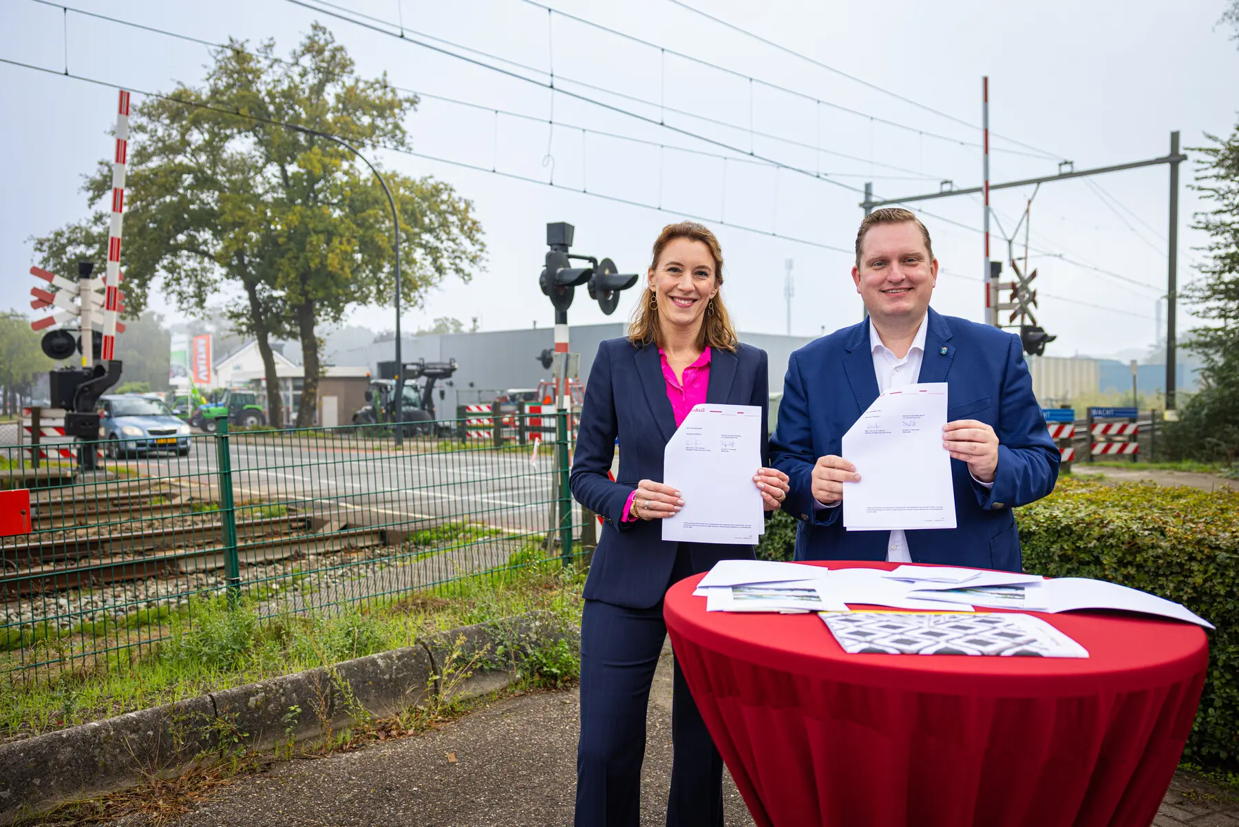 Regiodirecteur Noord-Oost Danou Veenhof en wethouder David Vermorken van de gemeente Borne