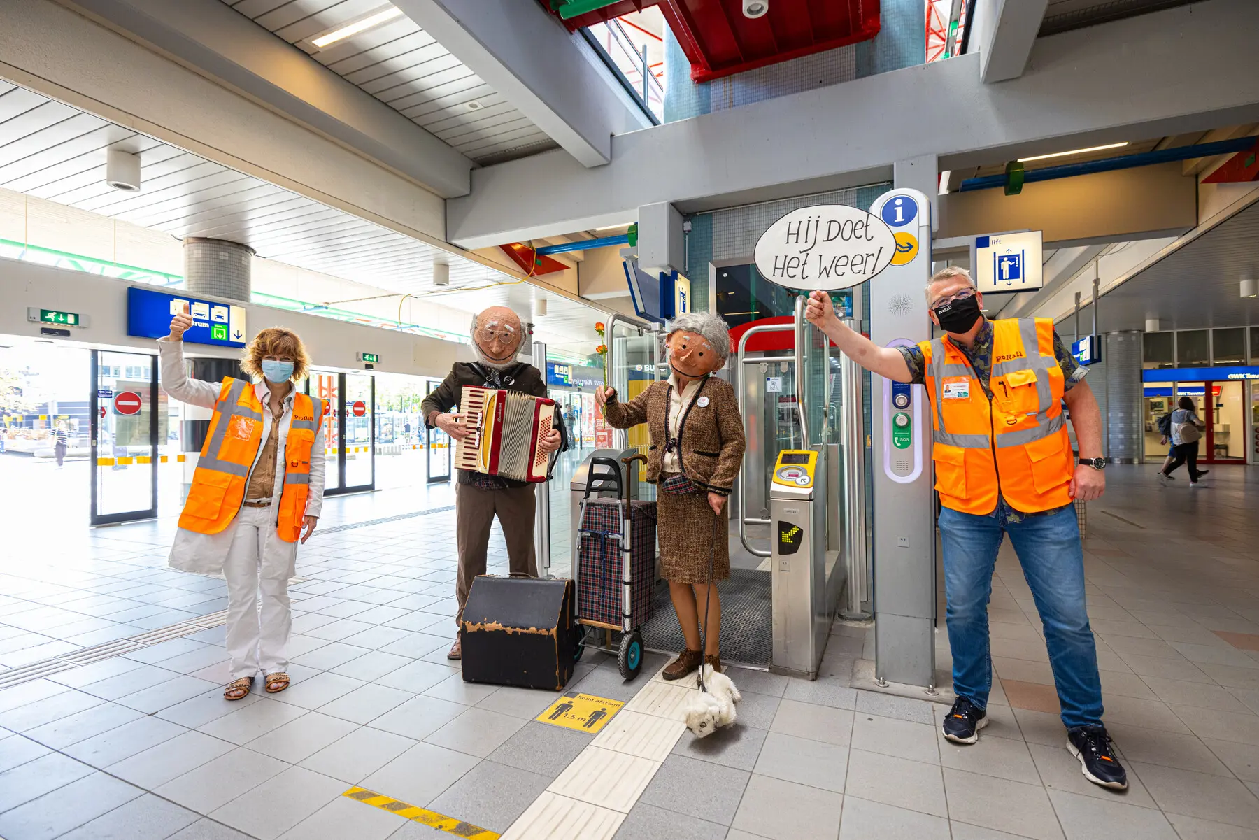 Reizigers werden op een ludieke wijze op de nieuwe lift gewezen