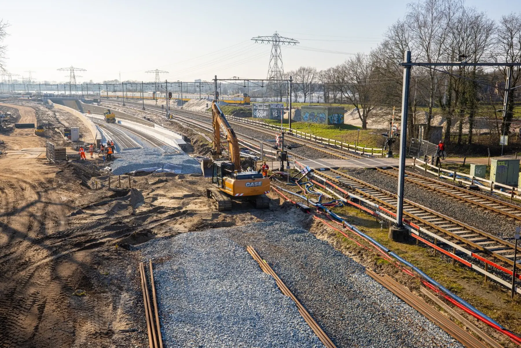 Werken aan een tijdelijke overweg bij de Herfterlaan