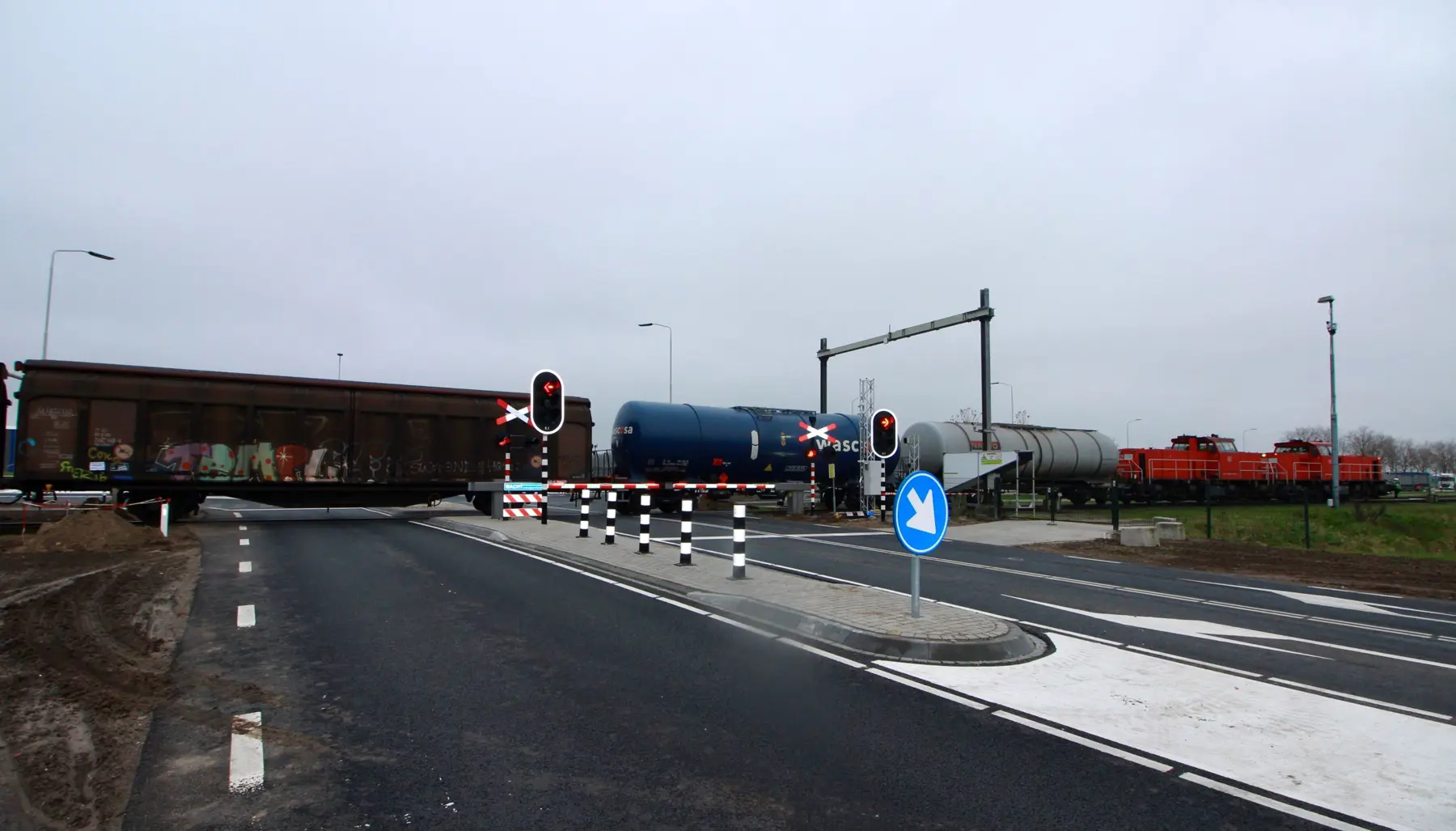 Een goederentrein passeert de nieuwe overweg in het havengebied Moerdijk