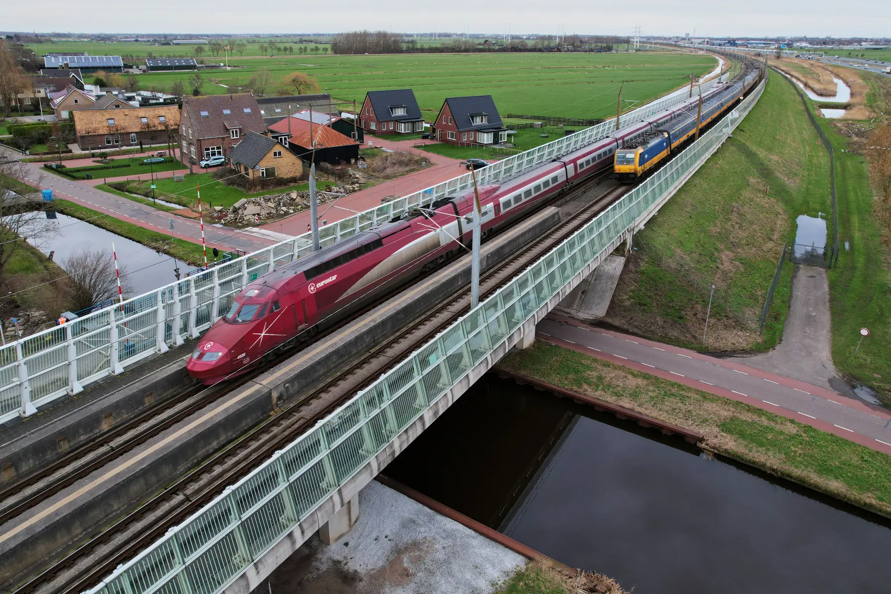 Treinverkeer op de HSL bij Rijpwetering