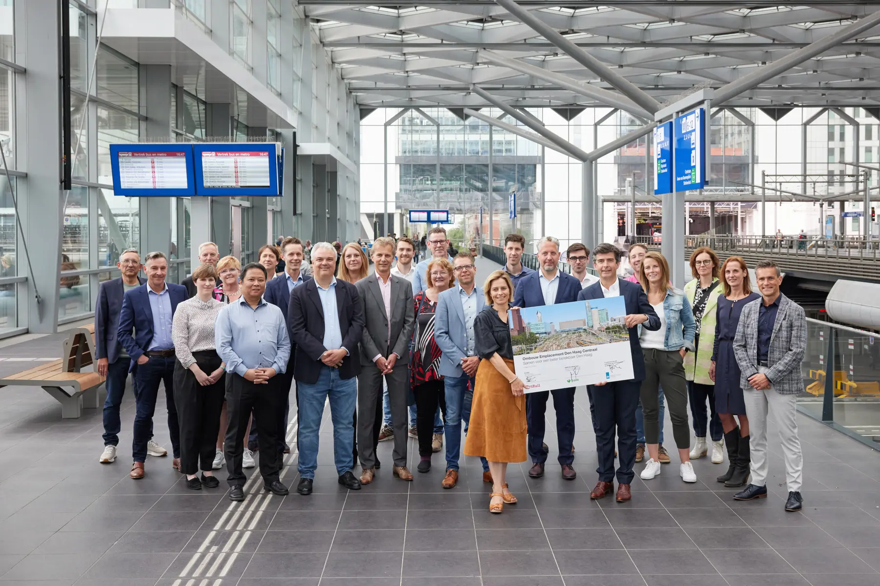 ProRail en BAM ondertekenen het contract voor de ombouw van emplacement Den Haag Centraal