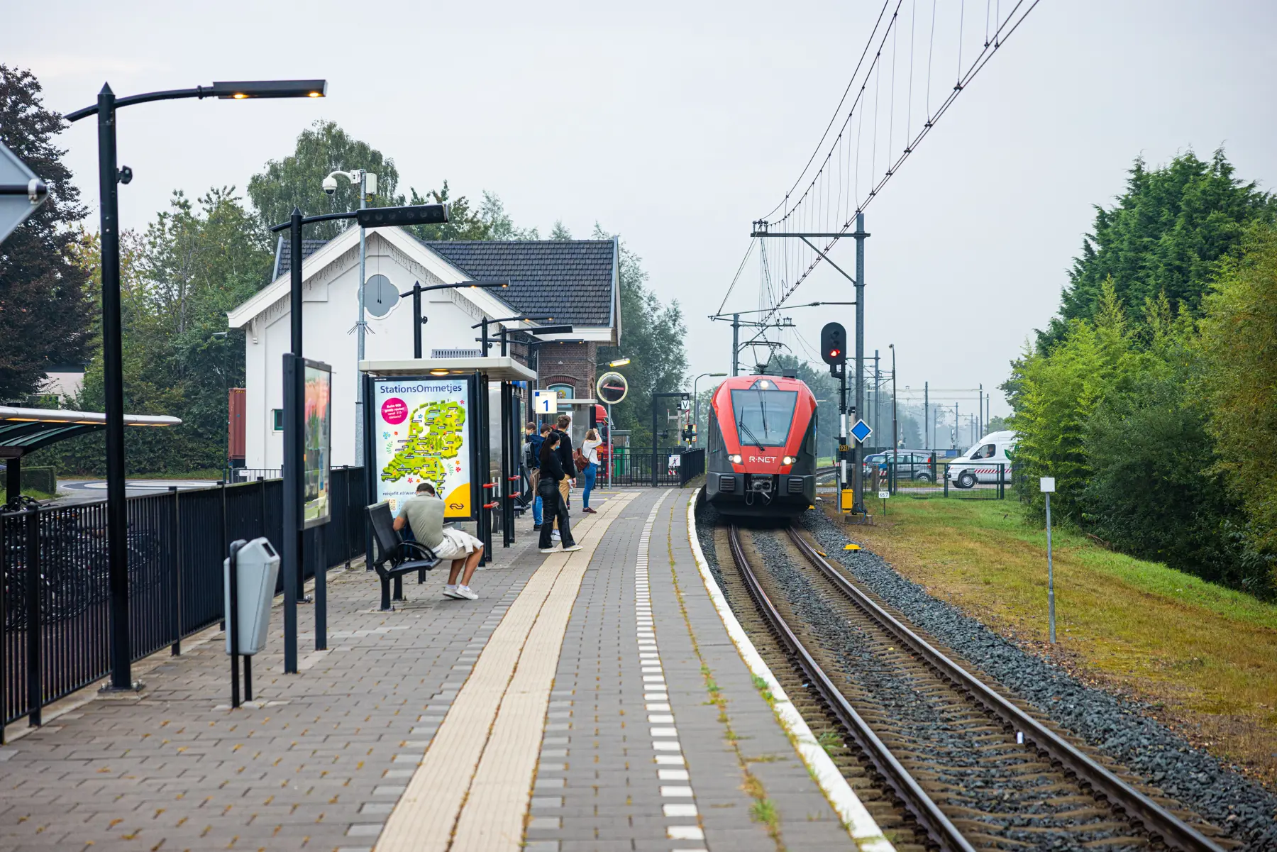 De nieuwe Qbuzz treinen zijn langer. ProRail onderzoekt welke perrons er verlengd moeten worden. Net zoals hier bij station Arkel.