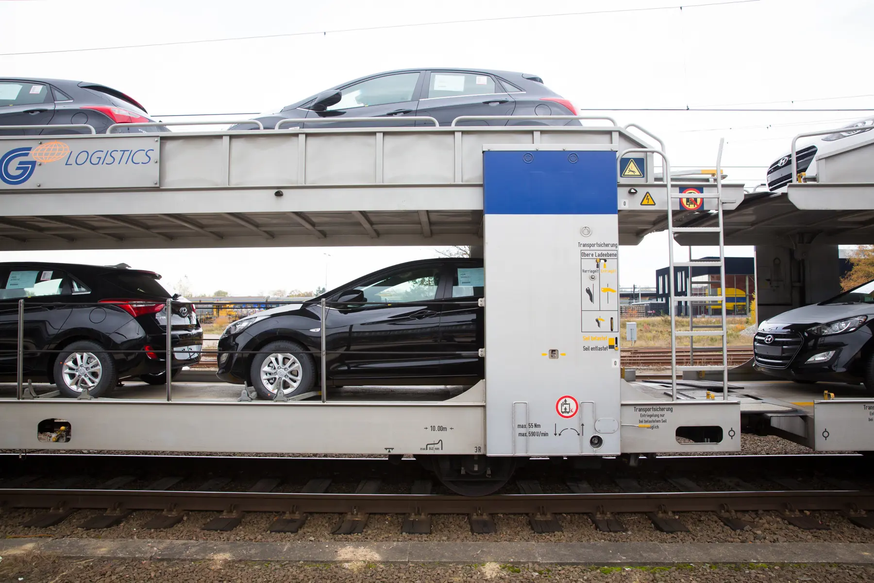 Meerdere keren per week worden auto's en onderdelen aangeleverd via dit spoor