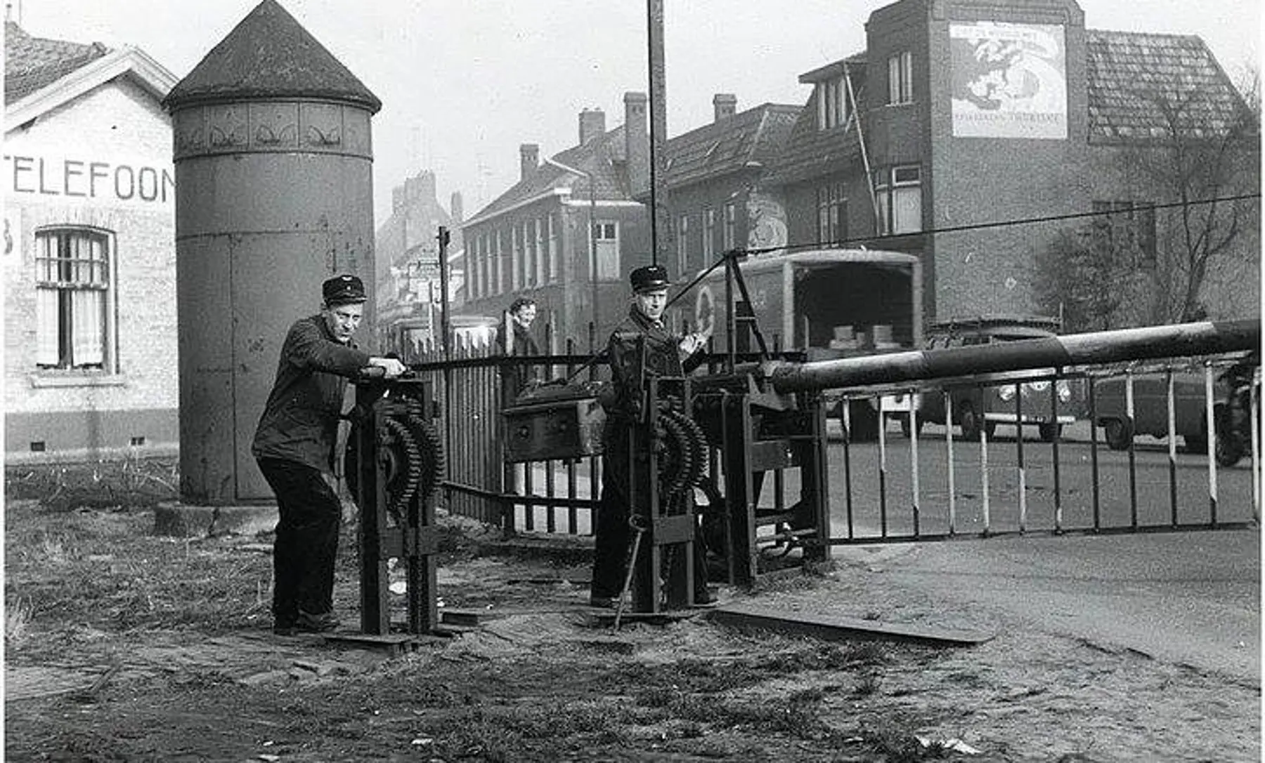 Rechts op de foto het witte spoorhuisje